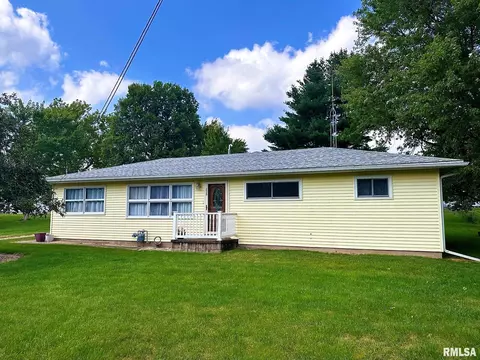 235 E Chestnut St, Roseville, IL 61473