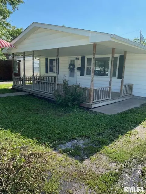 15 E Lawn Dr, Taylorville, IL 62568