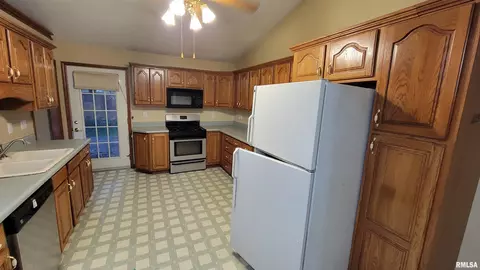 608 N Main St, Athens, IL 62613 photo 10