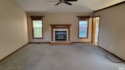 608 N Main St, Athens, IL 62613 photo 3