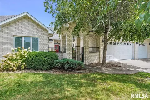 26 Wadsworth Dr, Jacksonville, IL 62650
