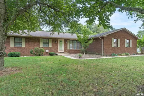 410 S 8th St, Girard, IL 62640