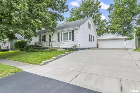317 E Washington St, Riverton, IL 62561 photo 2
