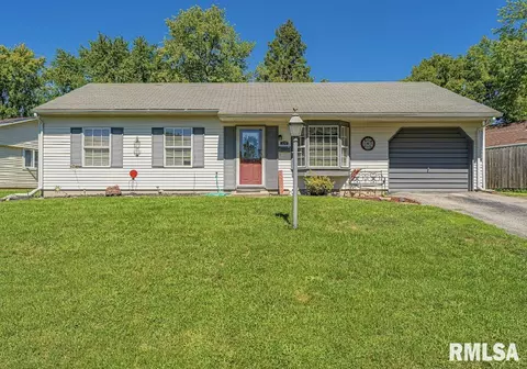 210 Mcdivitt St, Lincoln, IL 62656