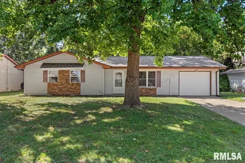 709 Woodland Rd, Chatham, IL 62629