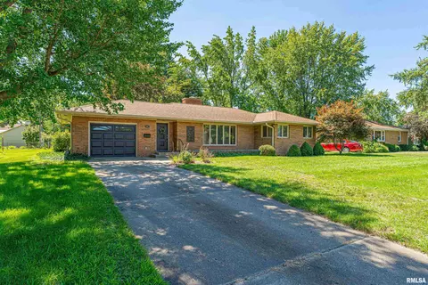 525 11th St, Lincoln, IL 62656