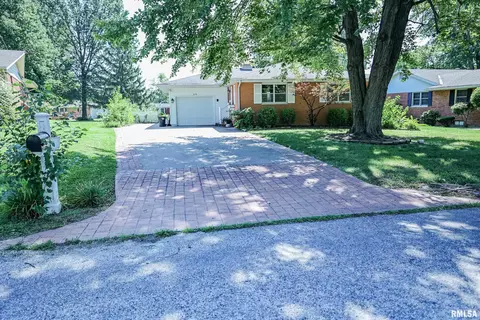 308 S Sycamore St, Pittsfield, IL 62363