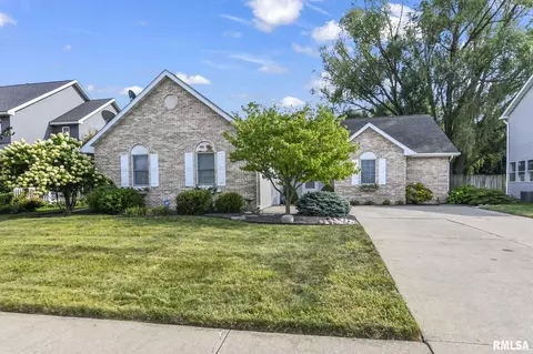 1014 Mesa Dr, Chatham, IL 62629