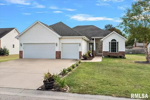 1212 Michele Dr, Pawnee, IL 62558