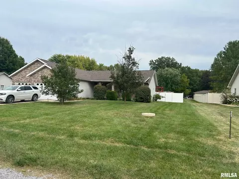 4 Brantley Ct, Taylorville, IL 62568