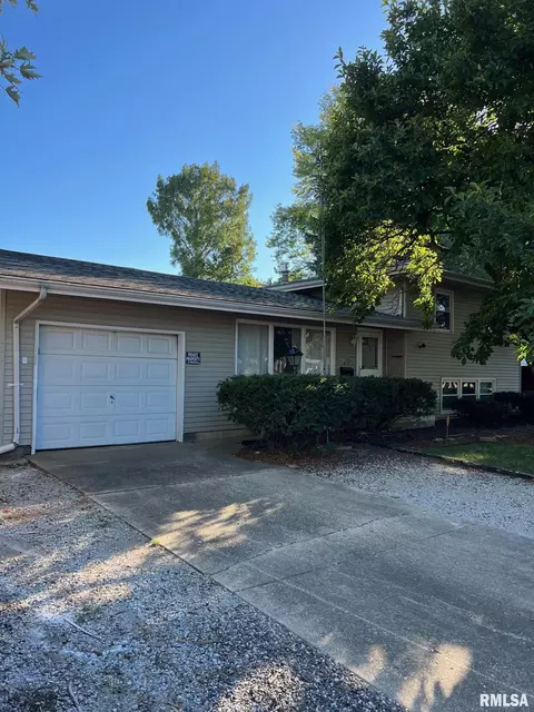 77 Bel Aire Dr, Springfield, IL 62703