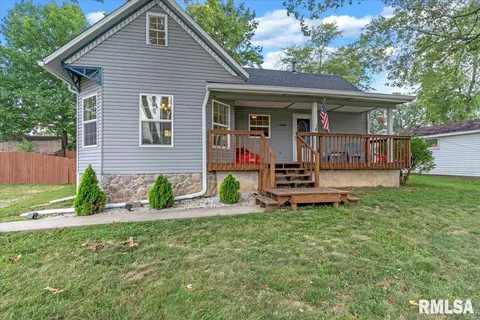 608 E Adams St, Riverton, IL 62561