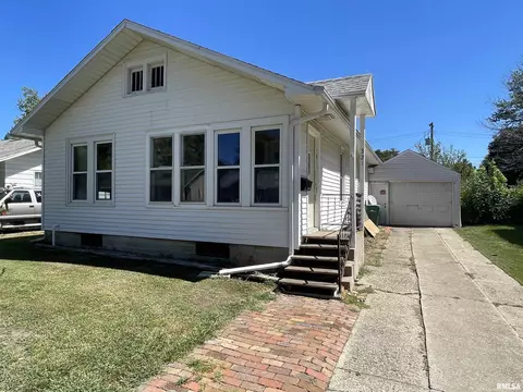 321 N Monroe St, Macomb, IL 61455 photo 2