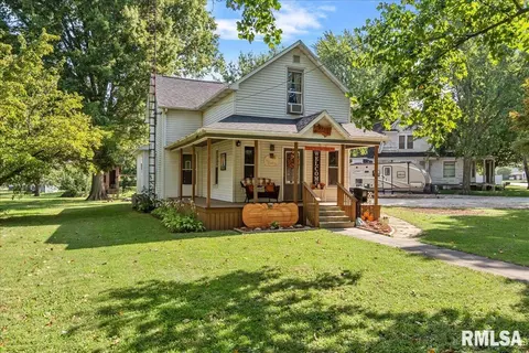 225 S Elm St, Nokomis, IL 62075
