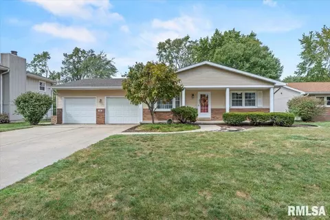 727 Magnolia Dr, Chatham, IL 62629