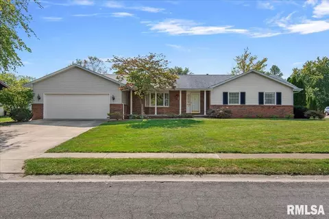 15 Clover Dr, Jacksonville, IL 62650