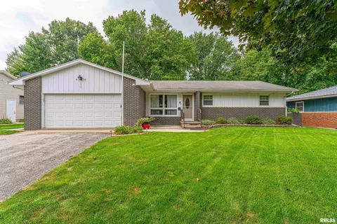 1035 N College St, Lincoln, IL 62656