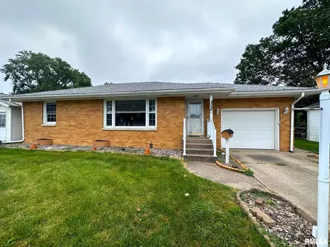 809 N Washington St, Abingdon, IL 61410 photo 2