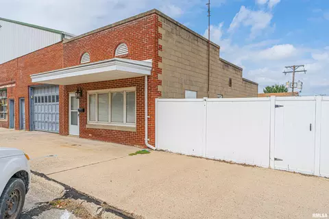 111 E Jefferson St, Mount Pulaski, IL 62548 photo 2