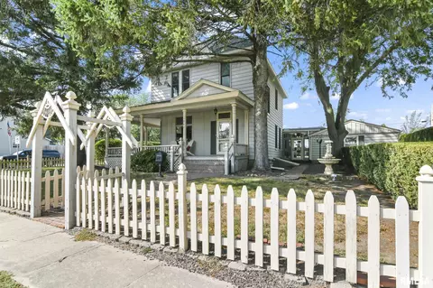 903 E Park St, Taylorville, IL 62568