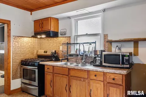 Kitchen - 530 E Wood Ave, Springfield, IL 62702 photo 4 of 4