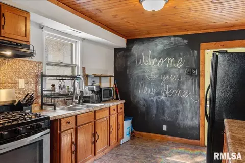 Kitchen - 530 E Wood Ave, Springfield, IL 62702 photo 1 of 4