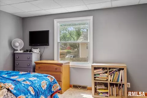Bedroom - 530 E Wood Ave, Springfield, IL 62702 photo 1 of 8