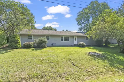 700 E Cardinal Ct, Athens, IL 62613