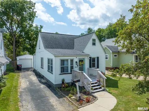 912 Prince St, Pekin, IL 61554