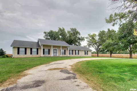 402 North Ave, Plainville, IL 62365