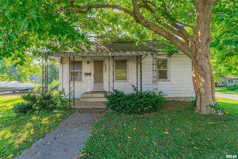 137 N Elm St, Lincoln, IL 62656
