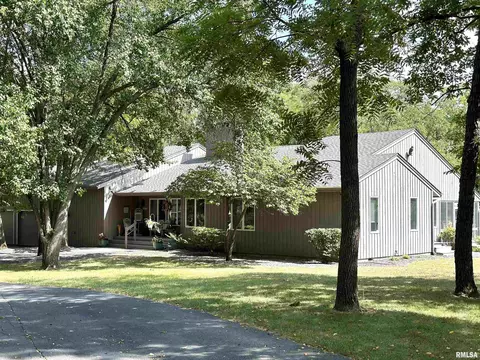 1031 W Mound Rd, Decatur, IL 62526
