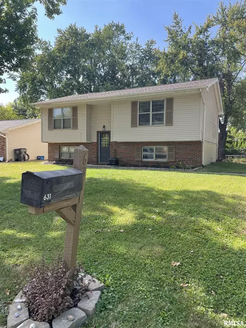 631 Woodland Rd, Chatham, IL 62629