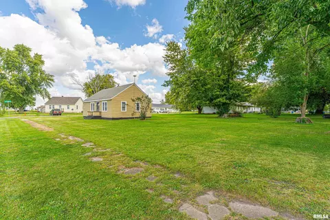 208 Maple St, Armington, IL 61721 photo 2