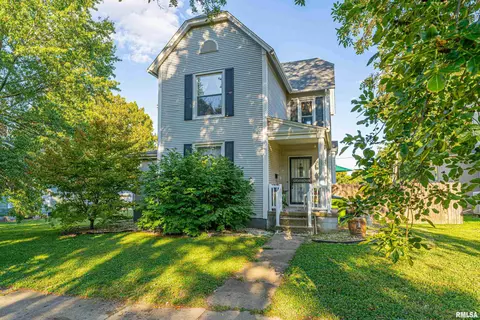 111 N Vine St, Mount Pulaski, IL 62548 photo 2