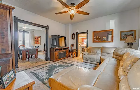 111 N Vine St, Mount Pulaski, IL 62548 photo 4