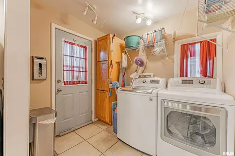 111 N Vine St, Mount Pulaski, IL 62548 photo 15