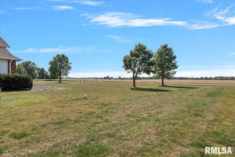 26142 E 1st Rd, Waggoner, IL 62572 photo 4