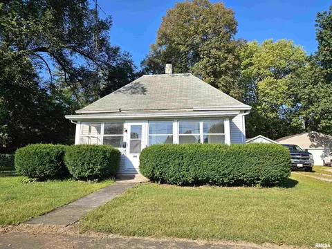300 N Harshbarger St, Abingdon, IL 61410