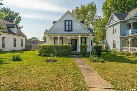127 S College St, Lincoln, IL 62656