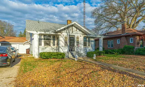 1018 Tremont St, Lincoln, IL 62656