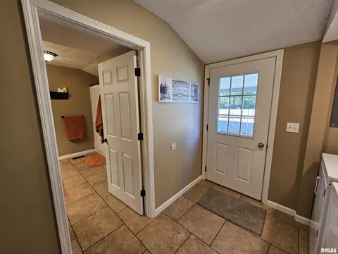 611 N Main St, Athens, IL 62613 photo 18