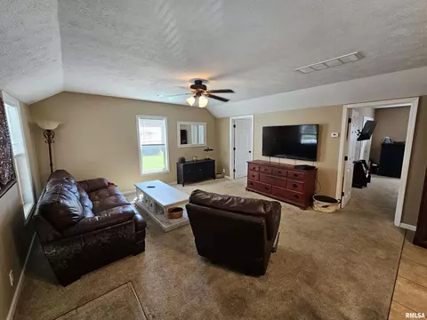 611 N Main St, Athens, IL 62613 photo 4