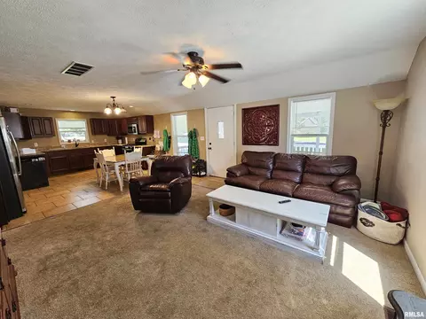 611 N Main St, Athens, IL 62613 photo 8