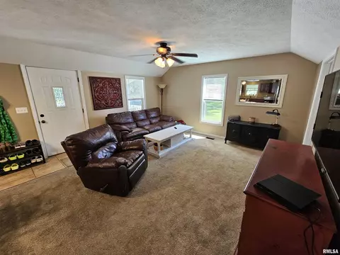 611 N Main St, Athens, IL 62613 photo 5