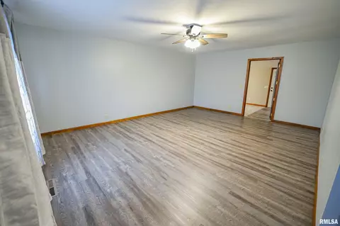 106 S Ash St, Pittsfield, IL 62363 photo 4