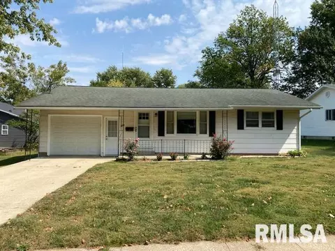 215 S Elm St, Nokomis, IL 62075