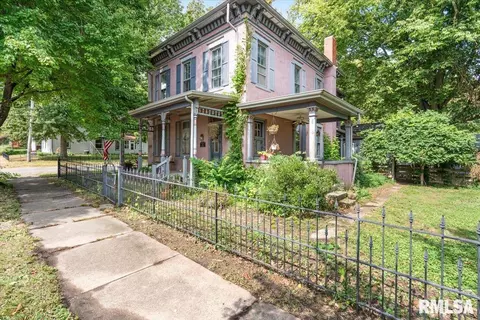 121 W Sheridan Rd, Petersburg, IL 62675