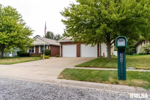 304 Westwinds Dr, Jacksonville, IL 62650