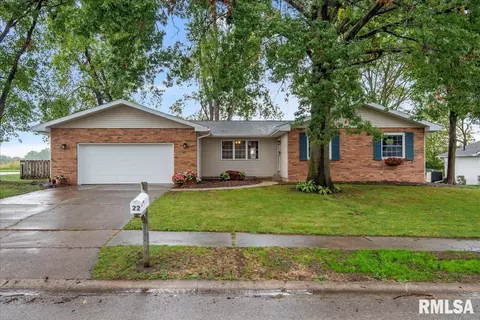 22 Pheasant Run Dr, Chatham, IL 62629